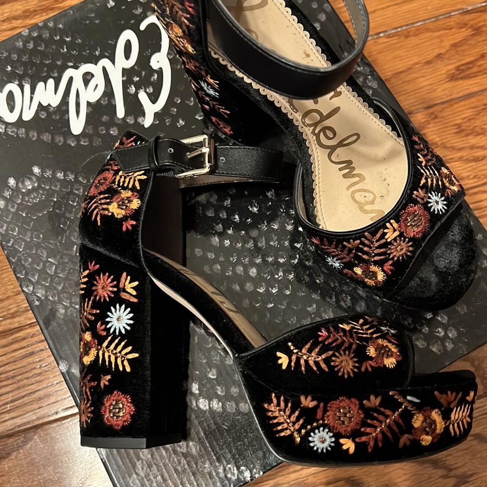 Sam Edelman, marsha, black floral velvet, size 6.
